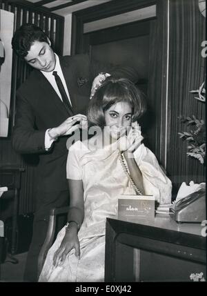 11. November 1966 - hat Miss World Haare für Pressekonferenz gekleidet. Spricht mit Mutter in Bombay: Miss Indien - 25 - Jahr - alten Reita Stockfoto