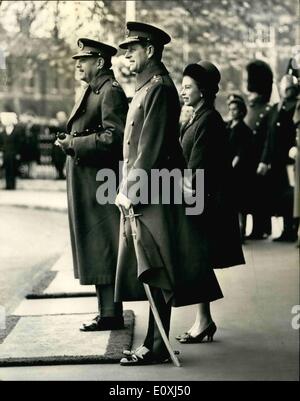 11. November 1966 - Commonwealth Besuch des Präsidenten von Pakistan: Präsident Ayub Khan von Pakistan wurde von Prinz Philip am London begegnet, als er heute für seine 9-tägige Commonwealth Besuch ankam.  zum Flughafen fuhr er in der Tate Gallery, wo HM The Queen und das andere Mitglied der königlichen Familie ihn begrüßt. Foto zeigt Bild in der Tate Gallery sind heute HM The Queen mit Präsident Ayub Khan und Prinz Philip Stockfoto