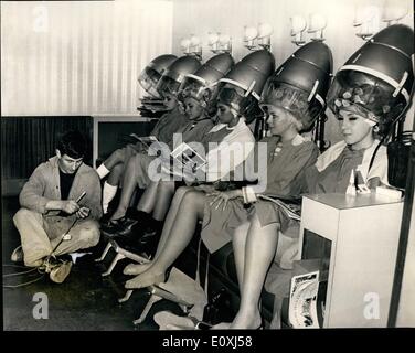 11. November 1966 - '' Miss World'' Teilnehmer bekommen Haare-do's: einige der morgigen Schülerinnen in den Miss-World-Wettbewerb gingen entlang für Haar-im Salon von Alan von Piccadilly, das Regent Palace Hotel. Foto zeigt, Hotel Elektriker, Pat Geoghegan, mit seiner Arbeit, trotz, umgeben von einigen der schönsten Mädchen der Welt auf sich trägt; Sie sind (L, R): Miss Malaysia, Miss Trinidad & Tobago, Miss Dominikanische Republik, Miss Germany und Miss Gibraltar. Stockfoto