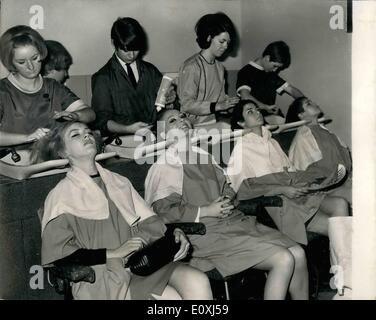 11. November 1966 - '' Miss World'' Teilnehmer bekommen Haare-do's: einige der morgigen Schülerinnen in den Miss-World-Wettbewerb gingen entlang für Haar-im Salon von Alan von Piccadilly, in das Strand Palace Hotel. Foto zeigt Bild mit eine Shampoo sind heute (L, R): Miss Island, Miss Dänemark, Miss Malta und Miss USA Stockfoto