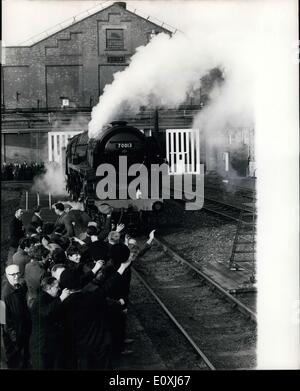 3. Februar 1967 - The Oliver Cromwell verlässt Crewe nach Überholung: Oliver Cromwell - Dampf Lok O. 70013, gestern verlassen das Eisenbahn-Werk in Crewe abgebildet ist. Nr. 70013, Baujahr 1951, ist wahrscheinlich dazu bestimmt, der letzte "Dampfer" bei British Railways. Es ist sicherlich der letzte, der eine komplette Überarbeitung gegeben werden. Von nun an erwartet den Schrottplatz Dampfer, die größere Reparaturen benötigen. Die Lokomotive das Werk in Crewe verlassen auf einem Probelauf Ti Shrewsbury. Später geht es nach Carlisle für '' gemischten Verkehr Aufgaben Stockfoto