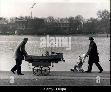 9. Januar 1967 - In Kensington Gardens: Szene am runden Teich in den Kensington Gardens, London, ist gestern - ein Miniatur-Meer mit Miniatur-Wellen schlagen gegen Miniatur-Ufer. Es hat auch Miniatur-Boote, gebaut mit solchen Respekt für Genauigkeit, dass Sie die Hälfte eine Miniatur-Crew aus den Luken erwarten. Herr John Farr Modell Fischereifahrzeug '' Christins Denise'', ist dieser Rasse. Gestern hatte sie würde, auch wenn sie an den Rand des Wassers auf einen Kinderwagen für den Start rollte war. Das Kind in den Kinderwagen vorbei schien nicht besonders interessiert: aber der Mann hielt trotzdem. Stockfoto