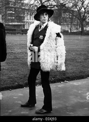 Die Rolling Stones-Gitarrist Keith Richards stehen im Park Stockfoto