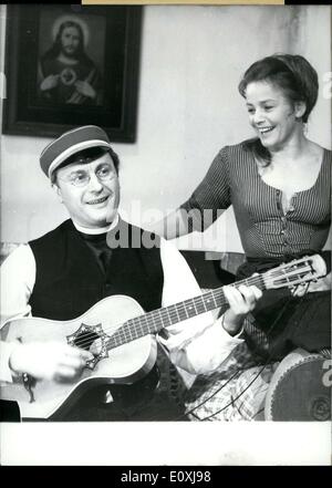 12. Januar 1967 - Maria Schell, Veit Relin, Hugo Lindinger und Anneliese Tausz Ar-Gäste in das große Haus der kleinen Komödie in München für die '' Pfarrhaus Komödie '' von Heinrich Lautensack am 13. Januar 1967.Veit Relin erstellt das Set-Design und Produktion führte. Das Paar ist seit Monaten Schell/Relin(here in a scene of the 'rectory comedy') auf Tour in ganz Deutschland mit diesem Stück. Stockfoto