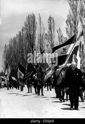 Schweigemarsch in Dachau KZ-Gedenkstätte Stockfoto