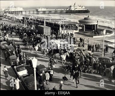 21. Januar 1967 - die East Sussex Hunt beginnt am Meer in Eastbourne: Die East Sussex Hunt fand heute im Cavendish Hotel, Grand Parade, Eastbourne statt. Im Hotel gab es 14 Stunden voller Freude als PRlude zur heutigen Jagd auf Beachy Head. Heute Morgen um 11 Uhr traf sich die Jagd vor dem Hotel und ging an der Küste entlang. Foto zeigt: Ein allgemeiner Blick auf die Jagd entlang der Küste von Eastbourne heute Morgen, der den Pier und das Meer im Hintergrund zeigt. Stockfoto