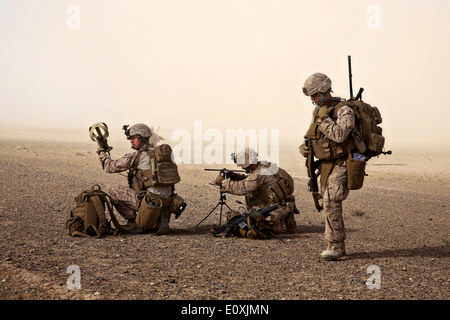 UNS Marines mit Waffen Firma, 1. Bataillon, 7. Marineregiment etablieren Funkverbindung während einer Theke Aufstand Mission 28. April 2014 in der Provinz Helmand, Afghanistan. Stockfoto