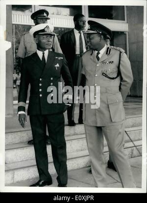 2. Februar 1967 - spricht All Nigeria konstitutionelle Lagos, September 1966. Foto zeigt Alhaji Kam Salem, Inspector General of Police (rechts) und Commodore J.E.A. Wey der Nigeria Marine bei der Eröffnung der Gespräche. Berichten zufolge Oberst Gowon alarmiert die nigerianische Marine nach der Abspaltung des Ostens-durch ausländische Schiffe setzen in der Ostregion Do so stehen '' auf eigene Gefahr '' laut Oberst Gowon. Stockfoto