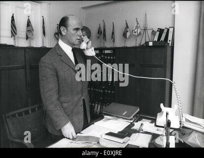 2. Februar 1967 - Gunter Schweimer, 54 Jahre alt, ist seit 1. Januar 1965 Vorsitzender der NPD (nationale Partei Deutschlands). Bereits Mitglied 1925 Schweimer der Hitlerjugend, 1931 wurde er Mitglied der NSDAP; 1932 trat er in die SS bereits 1933 er zu den '' Body Guard"von Adolf Hitler gehörte. 1938 Schweimer wurde Adjutant des Te '' Reiche ausländische Minister'' Joachim Von Ribbentrop. Ein Jahr später war er SS-'' Hauptaturm''-Führer. 1941-Schweimer wurde Legationsrat im Ribbentrop Dienst. 1942 ging er an die Front als SS-Offizier Stockfoto