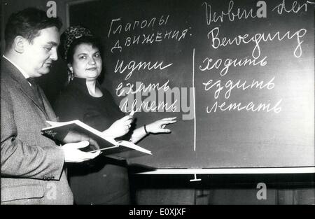 2. März 1967 - ist Dergatschowa der erste Russisch-Lektor in Deutschland. Hier ist sie mit ihrem Kollegen Friedhelm Denninghaus, gezeigt, der an ein Lehrbuch für russische arbeitet (er ist ein englischer Lehrbeauftragter an der Ruhr-Universität Bochum. Stockfoto