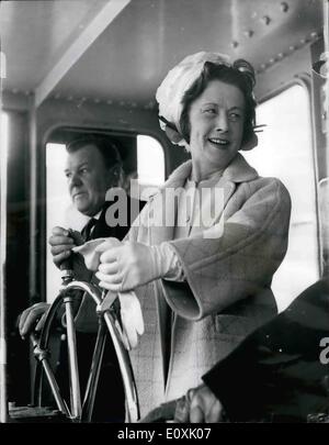 3. März 1967 - Frau Castle weiht Mersey Tunnel Ansatz Schema.: Frau Barbara Castle, der Minister von Tradsport, am Steuer des zweiten königlichen Narzisse abgebildet, wie sie den Fluss Mersey aus Liverpool, Birkenhead überquerte, Arbeit an einer neuen Ansatz Straße Regelung für Birkenhead Ende den Mersey-Tunnel zu eröffnen. Das Programm kostet £ 4 Millionen Stockfoto