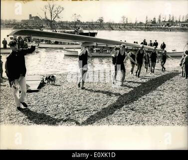 3. März 1967 - Oxford gewinnen das Bootsrennen: Oxford schlagen heute Cambridge durch drei und ein Viertel Längen in der 113. jährliche schlagen Rennen von Putney Mortlake. Das Foto zeigt die Oxford Crew bringen in ihren Beat bei der Beathouse am Mortlake, gewann das Rennen heute. Stockfoto