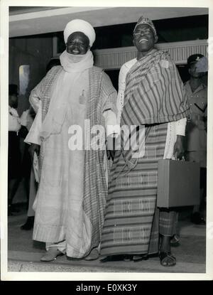 2. Februar 1967 - All-Nigeria Verfassungsgericht spricht, Lagos, Sept. 1966.: '' The Etsu Nupe'' Alhaji Usman Sarki (links) ein Mitglied der Delegation der nördlichen tauscht einen Witz mit Chief J.I.G. Onyia, ein Mitglied der Delegation der Mid-West und Bundesminister a.d. in abgehängten Bundeskabinett. Stockfoto