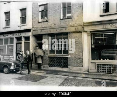 5. Mai 1967 - Gold-Bullion-Razzia in London: A Royal Mint Rafinery van fand gestern, in Twisden Road, Kentish Town, aufgegeben, nachdem eine Bande hatte seine Besatzung von drei überwältigt und kam durch £750.000 in physisches gold. Der van war in Bowling Green Lane, Clerkenwell, nach einer Lieferung an Breloques, Schmuckhersteller in einen Hinterhalt. Foto zeigt die Szene nach dem Überfall in Bowling Green Lane, Clarkenwell, wo die van überfallen wurde. Stockfoto