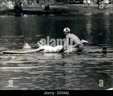 5. Mai 1967 - lebensrettende Methoden und Ausrüstung verwendet In Demonstration auf der Serpenting Lido: Eine Demonstration der lebensrettenden Methoden und Geräte, organisiert durch die Surf Life Rettung Association of Great Britain, wurde heute auf der Serpentine Lido im Hyde Park durchgeführt. Das Foto zeigt diese Methode der Rettung wird ein Ski-Board - es zeigt Retter Chris Palmer, der Brighton Surf Lifesaving Club, schnappt sich 21-j hrige Carol Thomas aus Cardiff, Südwales, aus dem Wasser und legt sie auf die Ski-Board. Der Ski - ein großes flaches Brett wird von Kanu Paddel angetrieben. Stockfoto