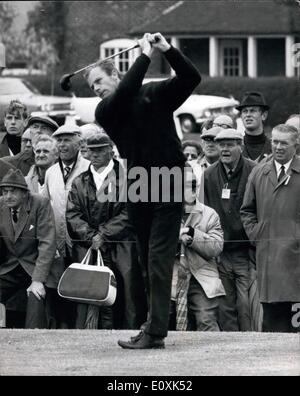 5. Mai 1967 - Walker Cup Golf im Sandwich: Der Walker Cup Golf Spiel zwischen Großbritannien und den Vereinigten Staaten, begann heute auf die Links von der Royal St. George's Golf Club, Sandwich. Bild zeigt: Ronnie Shady (G.B.), fährt von der 1.-während der heutigen Vierer im Sandwich. Stockfoto