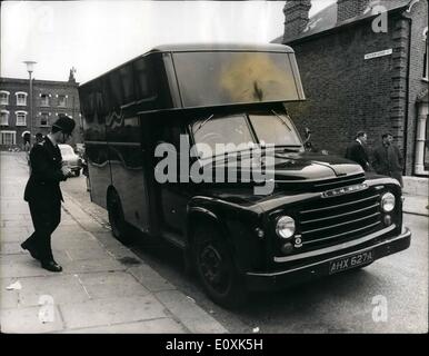 5. Mai 1967 - Goldbarren-Razzia in London, Bande entkommen mit 750.000; Eine königliche Minze-Raffinerie fand van verlassen in Twisden Road., Kentish Town, gestern, nach eine Bande seiner Besatzung von drei überwältigt hatte vorübergehend Blenden Schlepptau t Hyem mit Ammoniak-Gas und Weg mit 750.000 in physisches gold. Der van war ambushed in Bowling Green Lane, Clarkenwell nach einer Lieferung an Breloques, Schmuck herstellt. Foto zeigt die Goldbarren-van im Bild nach gefunden wird aufgegeben. Stockfoto