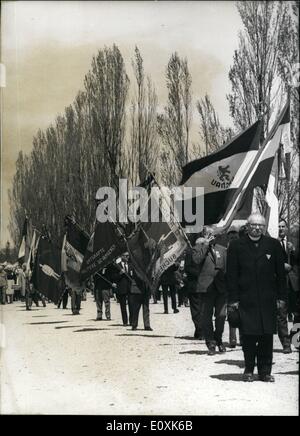 5. Mai 1967 - TheThrid-Gedenkstätte in Dachau wurde eröffnet: auf dem Boden der ehemaligen Konzentration Lager Dachau wurde am Sonntag (7. Mai) eröffnet eine jüdische Gedenkstätte als drittes Gebäude Kloster '' Mortal Fear Christus Kapelle '' und der EKD Versöhnungsgesten. Rabbiner D. Siro zündeten die ewigen Licht und eingemauert ein Dokument Stockfoto