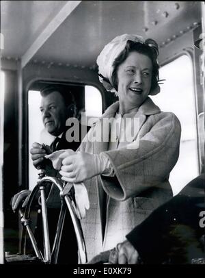 3. März 1967 - Frau Castle Inaugerates Mersey tunnel Ansatz Schema.: Frau Barbara Castle, des Ministers für Verkehr, abgebildet auf Thr Rad des königlichen Narzisse II, wie sie den Fluss Mersey von Liverpool, Birkenhead, nach Inaugerate Arbeit auf eine neue Annäherung Straße Regelung für Birkenhead Ende den Mersey-Tunnel durchquert. Das Programm kostet 4 Millionen. Stockfoto