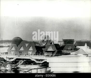 3. März 1967 - Pavillon amerikanischer und sowjetischer. Allgemeine Ansicht zeigt den amerikanischen Pavillon (kuppelförmige) links und den sowjetischen Pavillon - Universal und Weltausstellung (Expo 67), die nächsten Monat in Montreal, Kanada öffnet / Stockfoto