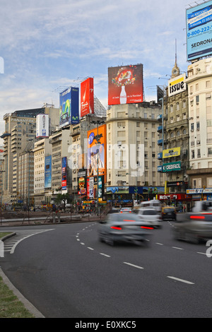 Verkehr auf der Avenida 9 de Julio, breitesten in der Welt, Buenos Aires, Argentinien Stockfoto