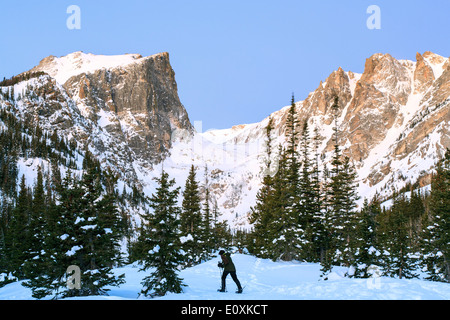 Snowshoer und Hallett Peak (12,713 ft.) Im Winter, Rocky Mountain National Park, Colorado, USA Stockfoto