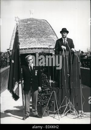 5. Mai 1967 - die dritte Gedenkstätte in Dachau wurde eingeweiht: auf dem Boden der ehemaligen Konzentration Lager Dachau wurde am Sonntag (7. Mai) eröffnet eine jüdische Gedenkstätte als drittes Gebäude neben der katholischen '' sterblichen-Angst-Christi-Kapelle '' und der EKD Reconsilation. Rabbi D. Spiro das ewige Licht in Brand gesetzt und ein Dokument eingemauert Stockfoto