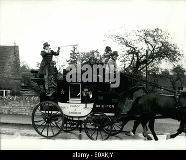 5. Mai 1967 - Reise in die Vergangenheit. Die alte Postkutsche zwischen Stratford-upon-Avon und London, wurde gestern weitgehend zugunsten der amerikanischen Touristen wiedereröffnet. Foto zeigt: Der 18. Jahrhundert Trainer auf dem Weg zum ersten Rastplatz in Shipston auf Stour während ihrer dreitägigen Reise abgebildet. Die nächste Ausführung von London, ist in drei Wochen Zeit. Stockfoto