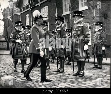 3. März 1967 - Ostern Tag Parade At The Tower: The Easter Day Parade fand statt, heute an der Tower of London als Yeomen Warders vor marschieren an der Chapel Royal von St. Peter Ad Vinula für die Dienste der Resident Gouverneur Oberst Sir Thomas Butler, geprüft wurden. Foto zeigt: Col Sir Thomas Butler, der Resident-Gouverneur, inspizieren die Yeomen Warders am Turm heute. Stockfoto