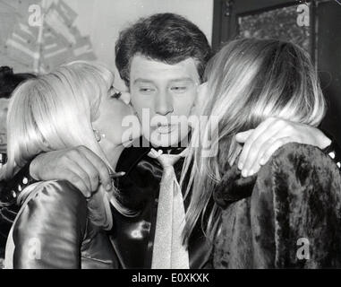 17. März 1967 ist JOHNNY HALLYDAY - Paris, Frankreich - von seiner Frau SYLVIE VARTAN (L) und FRANÇOISE HARDY bei der Premiere seiner Show auf der Olympia-Theater geküsst. Stockfoto