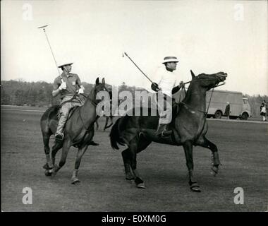 1. April 1967 - 04.01.67 Prinz Charles spielt Polo. Prinz Charles nahm an Teil der Haushalt Brigad Polo Club Übungsspiel auf Smiths Rasen Windsor Great Park heute Nachmittag. Prinz Philip spielte heute besitzen, um eine offizielle Verpflichtung nicht. Foto zeigt: Prinz Charles auf linken Seite, während das Übungsspiel auf Smiths Rasen gesehen. Stockfoto