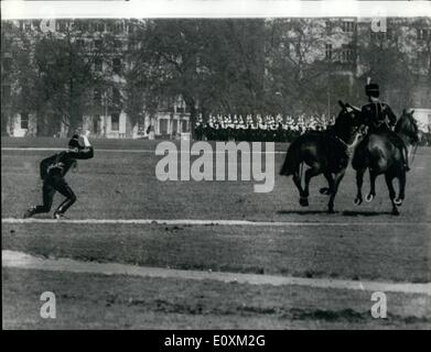 5. Mai 1967 - Überprüfung der König 'S TROOP, ROYAL HORSE ARTILLERY von der Königin im HYDEPARK. Die Überprüfung des Königs Troop, Royal Horse Artillery von r.m. der Königin, fand gestern im Hyde Park. Die Königin war begleitet von PRINOE PHILIP und König FAISAL von Saudi-Arabien. FOTOSHOWS: Gunnor Raymond Charlesworth, leicht von seinen Pferden, fand es Reisen zu schnell springen soll gerutscht und habe eine außerplanmäßige Purzelbaum, während der gestrigen Beitrag im Hyde Park. Stockfoto