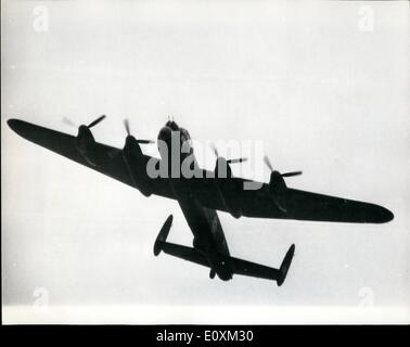 5. Mai 1967 - '' Dam Busters'' Jubiläum. Lancaster-Bomber fliegen zu Scampton. Ein Lancaster-Bomber in der Kriegszeit Livree der Royal Air Force Bomber Command, machte einen Festschriften Flug von Biggin Hill, Kent, nach R.A.F Station, Scampton, Lincolnshire - Haus Nr. 617 Squadron ('' The Dam Busters") - anlässlich der 24.. Jahrestag des Überfalls, die Mehne und Eder Dämme östlich der Ruhr verletzt. An Bord des Flugzeugs waren mehrere Ex-617 Geschwader Flugpersonal, die an den Raid, einschließlich Herrn G. Rice und Herr W. Townsend, dams RAID-Piloten, und Herr D. Webb, ein Kanonier auf dem Raid teilgenommen Stockfoto