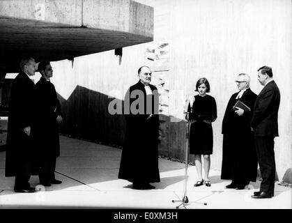 Eine Kirche wird in das KZ Dachau eröffnet. Stockfoto