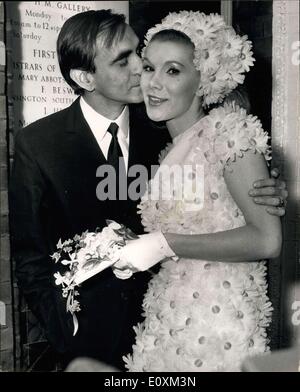 6. Mai 1967 - Schauspielerin Susan Hampshire heiratet Französisch Film Director In London: Susan Hampshire, 26-j hrige Film und Fernsehen Stockfoto