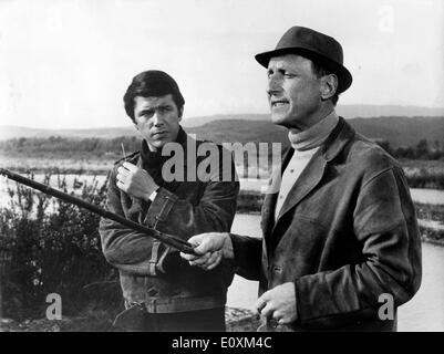 Salvatore Adamo und André Bourvil in dem Film "Les Arnaud" Stockfoto