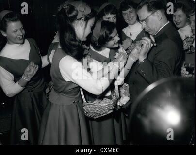 4. April 1967 - Blumen für die deutschen: den Niederlanden litten sehr ernst von den deutschen während des Krieges. Die Holländer es in der Tat vergessen Sie nicht, die 10 Jahre, durch vergangen sind. Jetzt kämpfen die Behörden diese Antipathie Organisting eine '' Godd-Willen-Reise"durch Deutschland. 25 Dutsh jungen und Mädchen sind in 4 großen deutschen Städten - Umgang mit mehr als 20,000 Blumen an den ehemaligen Feinden unterwegs. Das Foto zeigt die Stadt Bürgermeister von Bonn, Busen (Busen) begrüßt die Delegation brachte ihm schöne Blumen. Stockfoto