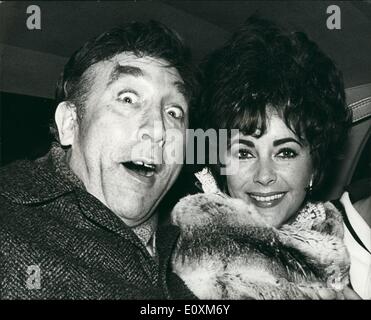 4. April 1967 - Elizabeth Taylor geht, um Frankie Howerd in '' Weg, in Piccadilly'' zu sehen: Elizabeth Taylor und ihr Ehemann, Richard Burton gestern Abend ging zum Prince Of Wales Theater in London, Komiker Frankie Howerd auf '' Weg, in Piccadilly'' zu sehen. Danach nahm Liz und Richard Frankie heraus auf der Stadt. Foto zeigt Frankie Howerd sitzt hinten im Auto mit Elizabeth Taylor, nach der Show gestern Abend. Richard Burton saß vor mit dem Fahrer. Stockfoto