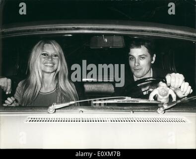 4. April 1967 - ist französische Schauspielerin Brigitte Bardot hier in Rom zur Teilnahme an einem Film basierend auf einem Roman von E.A. Poe mit Alain Delon. Foto zeigt Brigitte Bardot und Alain Delon gehen zu einem Abendessen ein Privathaus ihres Freundes. Stockfoto