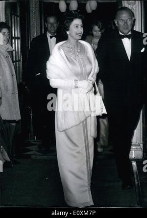 4. April 1967 - besuchte Queen Elizabeth Prinz Philip und Kinder besuchen erste Nacht Comedie Francais am Aldwych Queen Elizabeth mit Prinz Philip, Prinz Charles und Prinzessin Anne, die Premiere der Comedie Francaise, am Aldwych Theatre. Später, nachdem die Leistung der königlichen Familie eine Dinner-Party zu Hause den französischen Botschafter teilnehmen wird, werden die Besetzung der Show auch beim Abendessen. Foto zeigt:-die Königin, bei der Ankunft am Theater ist begleitet von Herrn L.G.T Stockfoto