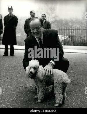 4. April 1967 - Herr Humphrey Lunches mit Mr. Brown: den amerikanischen Vizepräsidenten, Herrn Hubert Humphrey, der in London, heute mit Großbritanniens Außenminister Mr. George Brown, frühstückte ist nach dem sie spazieren, und auf ihre Rückkehr Mr Brown weißer Pudel Jenny gingen, lief um sie zu begrüßen. Das Foto zeigt Herr Humphrey streicheln Mr. Brown Pudel Jenny, nach der Rückkehr von seinem Spaziergang mit Mr. Brown zu sehen. Stockfoto