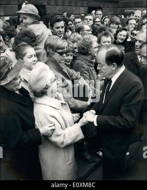 4. April 1967 - Mr Humphrey geht ins Haus. Herr Hubert Humphrey, der amerikanischen Vizepräsidenten, nachdem das House Of Commons Arbeitsessen bei Nr. 10, Downing Street, mit dem Ministerpräsidenten, Herrn Harold Wilson, heute Nachmittag während der Fragerunde für den Premierminister besucht werden. Keystone Fotoshows: Heute Nachmittag Nr. 10 Downing Street für das Haus verlassen, überquerte Mr Humphrey über, trafen einige der Menschenmenge wartete außerhalb. Stockfoto