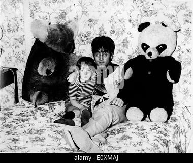 Sänger John Lennon mit seinem Sohn Julian und seinen Teddybären Stockfoto