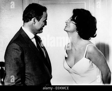 Schauspielerin Sophia Loren und Marlon Brando in "Eine Gräfin von Hong Kong" Stockfoto