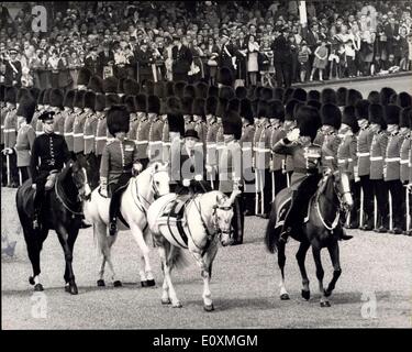 3. Juni 1967 - Generalprobe für den Geburtstag der Königin auf Pferd Guars Parade parade: die Generalprobe der Zeremonie Trooping die Farbe zum offiziellen Geburtstag der Königin feiern fand heute auf Horse Guards Parade. Die eigentliche Zeremonie findet am Samstag, den 10. Juni. Foto zeigt Frau Doreen Archer Houblon, (Ersatz für die Königin) prüft die Wachen während der Probe heute Morgen. Stockfoto