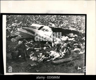 4. April 1967 - 123 sterben bei Crash-Verkehrsflugzeug in Zypern: A Britannia Flugzeug vom Blitz getroffen stürzte in einen Hügel in der Nähe von Nikosia, Zypern heute 123 Menschen zu töten. Alle 118 Passagiere und fünf Besatzungsmitglieder getötet worden, sagte Globe Air Schweizer Besitzer von der Britannia. Vier Personen, darunter Air Hostess überlebt. Foto zeigt die Szene, wie Zypern Nationalgarde entfernen Opfer aus den Trümmern des Flugzeuges nach dem Absturz. Stockfoto