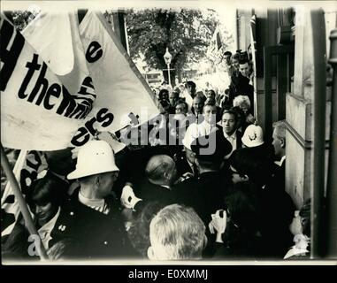 4. April 1967 - Souffles Tuc Konferenz - Trades Union Congress hat heute eröffnet in Brighton. Polizei zog nach Schlägereien außerhalb der Konferenzhalle, wo ca. 150 Demonstranten skandierten anti-Lohn Einfrieren, Slogans, Arbeitslosigkeit und gewerkschaftsfeindlichen Gesetze gab. Keystone-Fotoshows:-Polizei als sie Hustle Mr George Lowthian Gebäude Union Chef (Glatze im Zentrum) durch eine Gruppe von Demonstranten in das Gebäude heute gesehen werden. Stockfoto