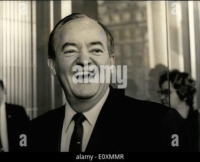 4. April 1967 - Herr Hubert Humphrey in London. Amerikanischen Vizepräsidenten Herrn Hubert Humphrey, der in Chequers gestern nach seiner Ankunft in Großbritannien ging, kehrte nach London Vormittag für Gespräche mit der britischen Regierung. Keystone Fotoshows: Herr Hubert Humphrey gesehen heute Morgen bei der US-Botschaft in Grosvenor Square in London ankommen. Stockfoto