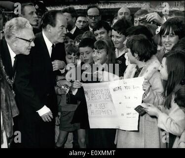 4. April 1967 - Herr Humphrey Touren Housing Development: Den amerikanischen Vizepräsidenten, Mr.Hubert Humphrey, begleitet von seiner Frau, eine Tour von Sceaux Gärten Wohnsiedlung--die auf der Rückseite des Rathauses Camberwell, Southwark liegt heute Morgen gemacht. Foto zeigt Mr.Hubert Humphrey stoppt, um chatten zu Lyn Crouzier 10 (links) und Martine Iverson, die beide einen willkommen Banner für ihn statt. Stockfoto