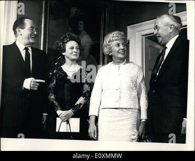 4. April 1967 - Abendessen bei Nr. 10: Vize-Präsident der Vereinigten Staaten von Amerika, Herrn Hubert H. Humphrey, und seine Frau, zweiter von rechts, teilen sich ein Witz mit Mr. Großbritanniens Premierminister Harold Wilson und seine Frau Mary, als sie ankamen, um ein Abendessen im Nr. 10, Downing Street, London, heute Abend, 3 April zu besuchen. Humphrey brach sich das rechte Handgelenk bei einem Sturz vor zwei Wochen. Stockfoto